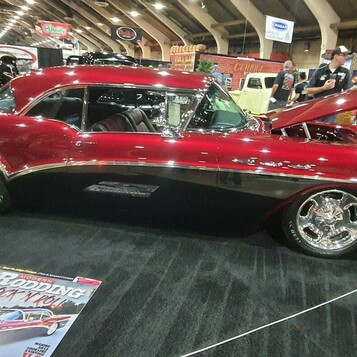 Czerwony candy Buick z 1957 roku z otwartą maską – hardtop z ventiportami i chromowanym sweepem na polerowanych felgach
