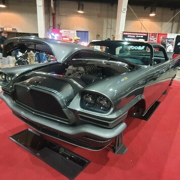 Grafitowy Chrysler 300C z 1957 roku z otwartą maską i uniesionym bagażnikiem – płetwy Exnera na czerwonym dywanie