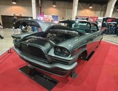 Grafitowy Chrysler 300C z 1957 roku z otwartą maską i uniesionym bagażnikiem – płetwy Exnera na czerwonym dywanie – zdjęcie 1