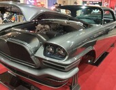Grafitowy Chrysler 300C z 1957 roku z otwartą maską i uniesionym bagażnikiem – płetwy Exnera na czerwonym dywanie – zdjęcie 2