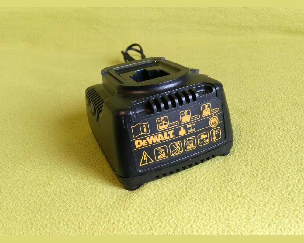 Ładowarka DeWALT DE9116 NiMH NiCd 7.2-18V 2.8A
