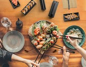 Virklyee zestaw do sushi 17 el. - formy, mata bambusowa, pałeczki, czarny – zdjęcie 3