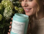 M&SENSE świeca zapachowa sojowa 550 g, drzewo sandałowe i jaśmin, 2 knoty – zdjęcie 3
