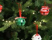 COM-FOUR 6 ozdobnych zawieszek – metalowe dzwonki 6 cm, czerwone, białe i zielone – zdjęcie 2