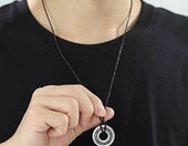 VASSAGO wisiorek z runami Futhark na skórzanym rzemieniu – talizman wikingów, stal – zdjęcie 3