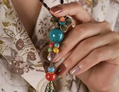 Hanary naszyjnik boho z ceramicznymi koralikami – kwiatowy wisiorek w stylu antycznym – zdjęcie 3