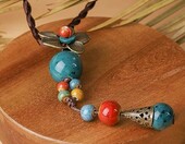 Hanary naszyjnik boho z ceramicznymi koralikami – kwiatowy wisiorek w stylu antycznym – zdjęcie 4
