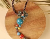 Hanary naszyjnik boho z ceramicznymi koralikami – kwiatowy wisiorek w stylu antycznym – zdjęcie 5