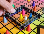 USAopoly Hues and Cues – gra imprezowa o kolorach dla 3-10 graczy – zdjęcie 4