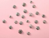 HERZWILD przekładki metalowe i czapeczki do koralików, 200 g (ok. 900 szt.) – zdjęcie 3