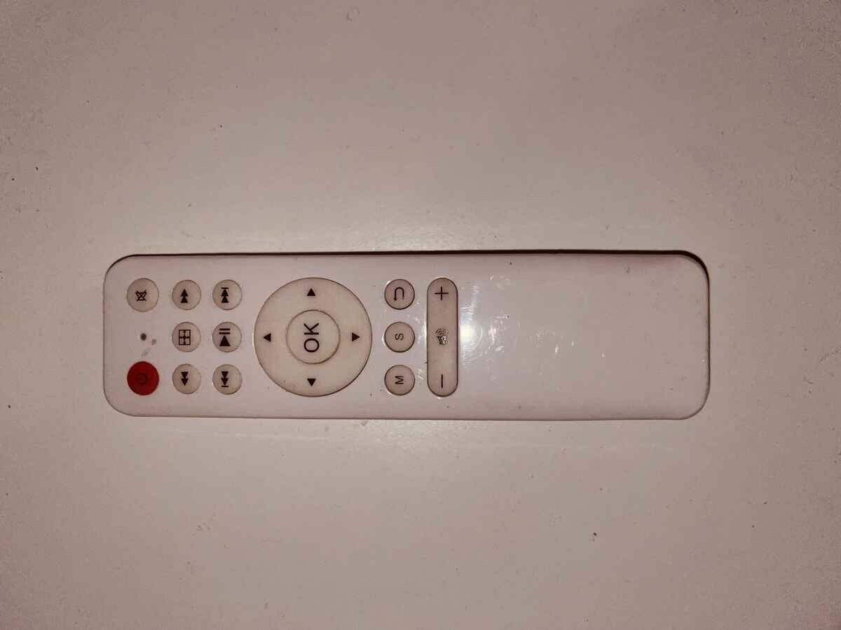 Biały pilot do wieży stereo (ogłoszenie)