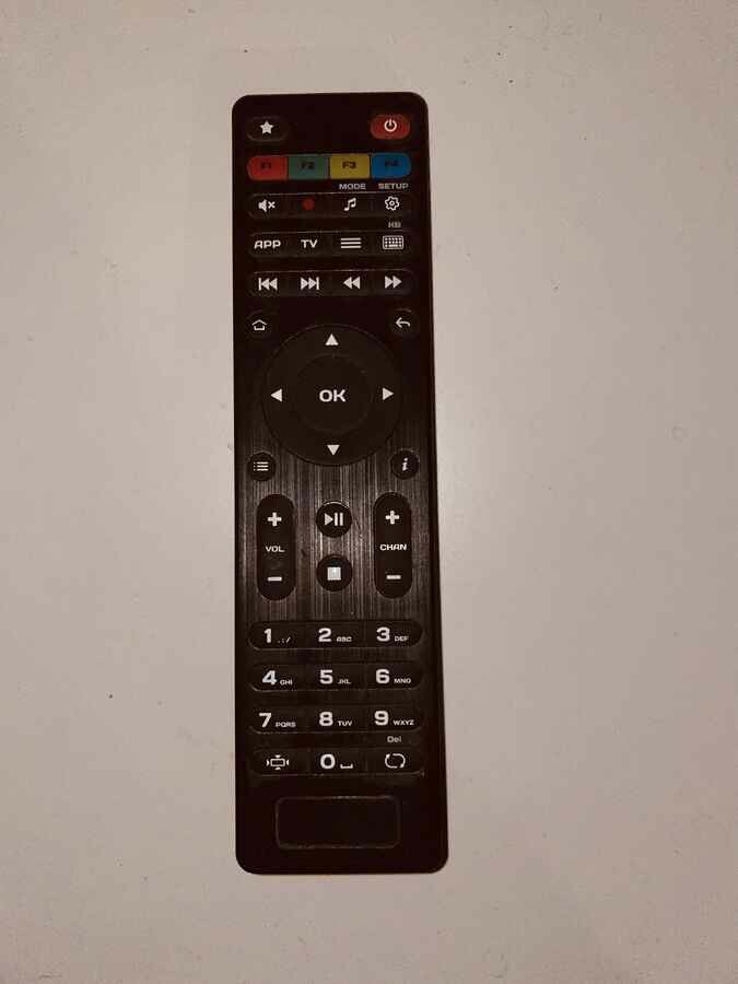 Czarny pilot do dekodera DVBT DVBS2 (ogłoszenie)