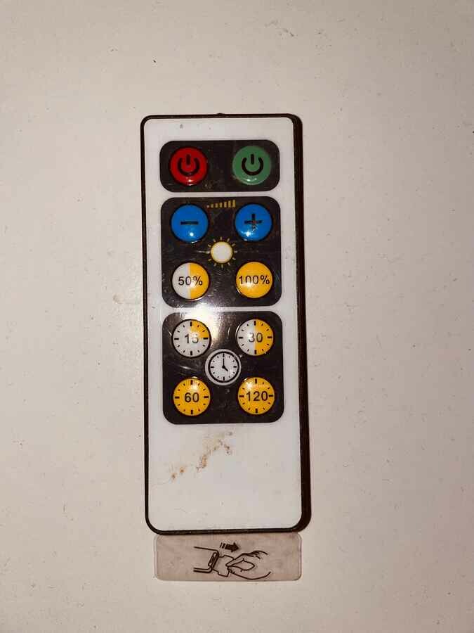 Biały pilot do lampy oświetlenia LED – ogłoszenie