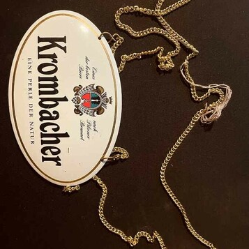 Krombacher – szyld piwa, na łańcuchu, stan: używany