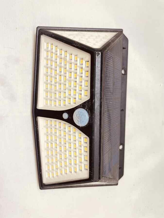 Solarna lampa LED z czujnikiem ruchu i włącznikiem (używany)