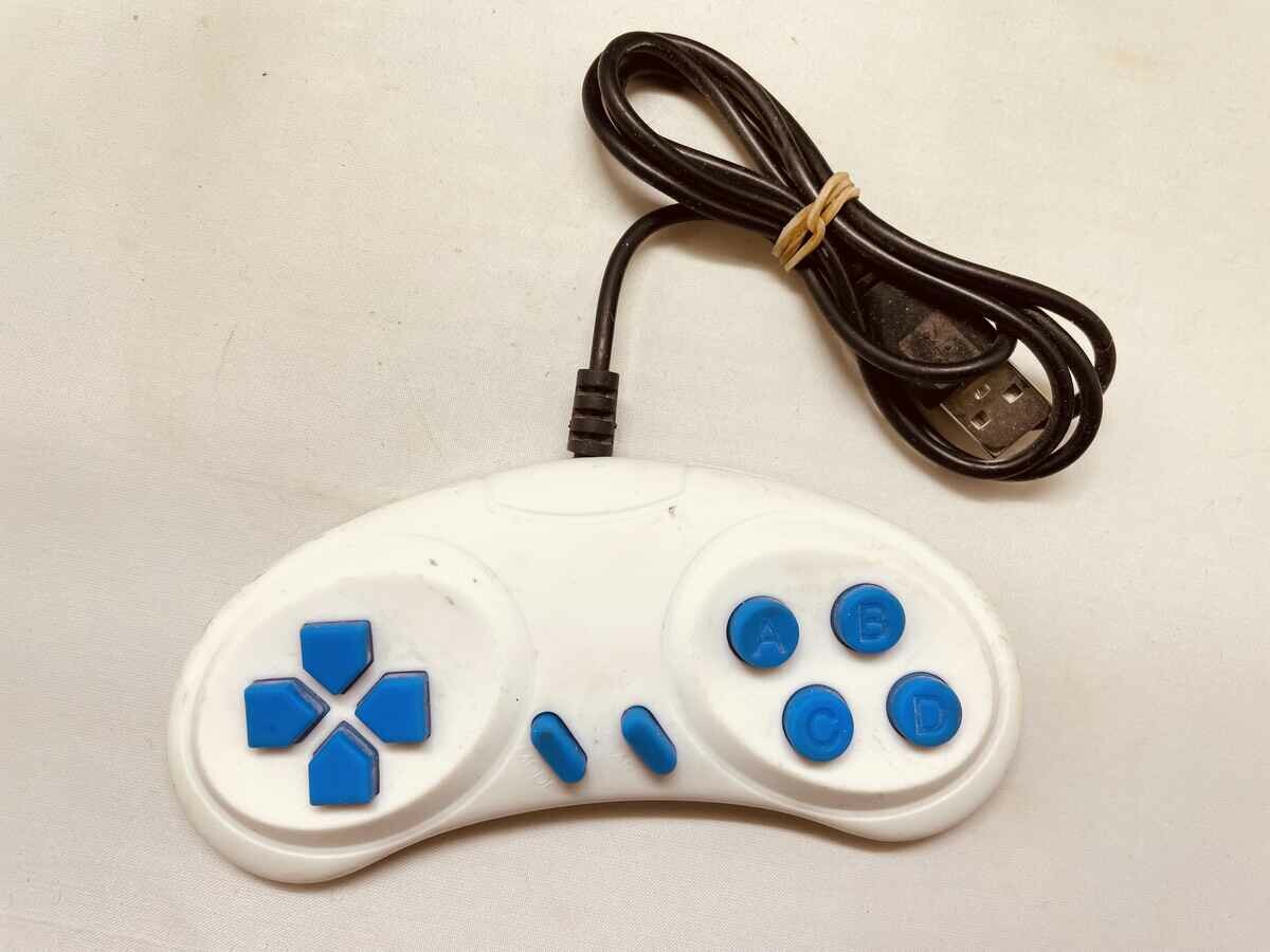 Biały kontroler do gier pad do PC komputera na USB (używany)