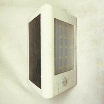 Lampa do szybkiego montażu z ładowaniem solarnym (stan nowy)