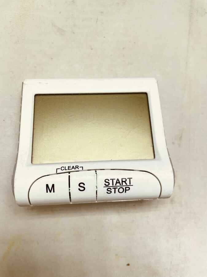 Mini mały budzik alarm mobilny z podpórką magnes (używany)