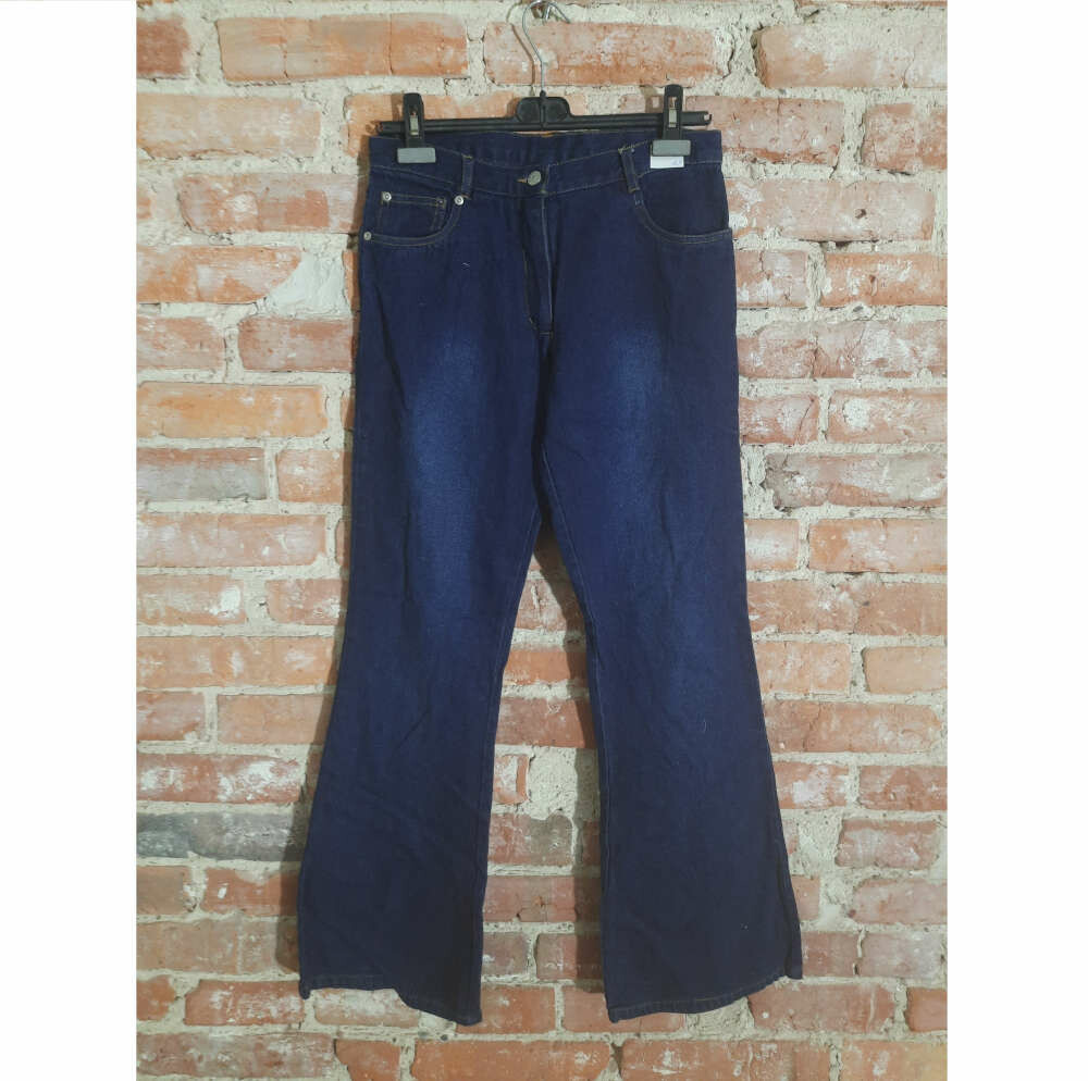 Spodnie damskie jeansowe typu flare leg – stan: nowy