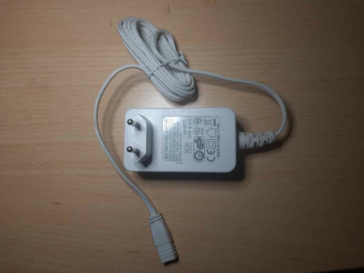 Zasilacz sieciowy R.S 9.0V 2.5A (używany)
